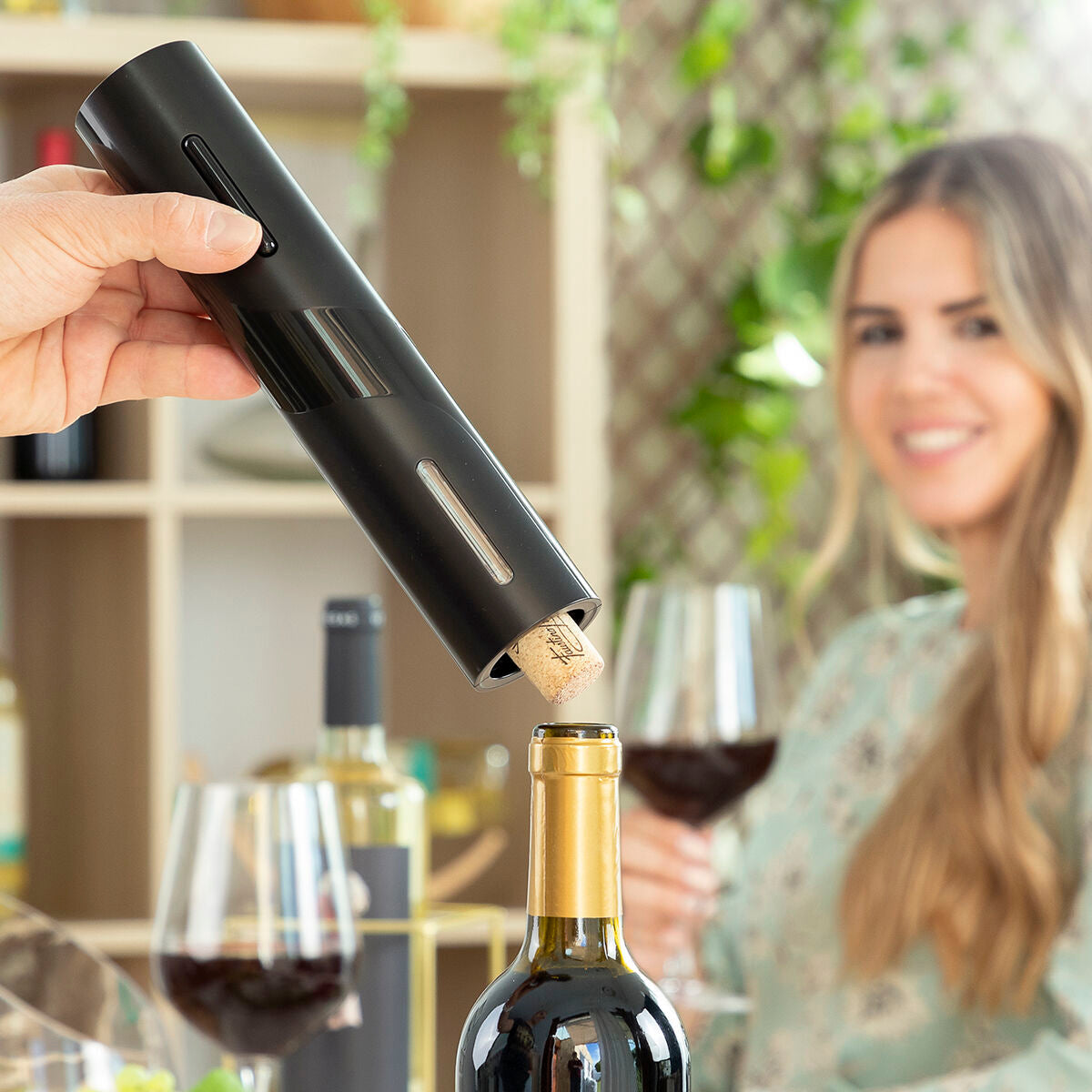Pack Sacacorchos Eléctrico para Botellas de Vino y Tapón Dispensador Aireador de Vino 2 en 1 InnovaGoods